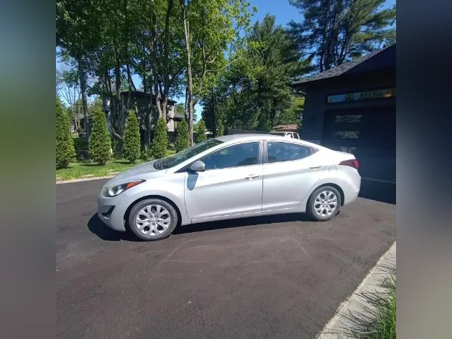 HYUNDAI ÉLANTRA AUTOMATIQUE SEULEMENT 136000 KM FULL ÉQUIPÉ AUCUNE ROUILLE PRIX EST FERME thumbnail 3