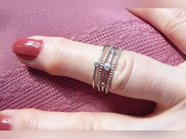RABAIS - BAGUE " Jonc " en Argent 925. sertie de Zircons ( 7 )