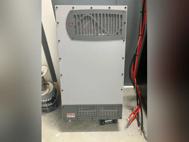 Système solaire complet Outback Power - Onduleur et Batteries thumbnail 5