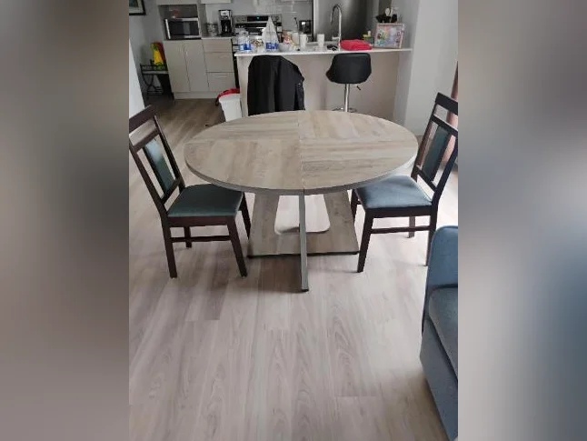 Table tonde 47p et 2 chaises a donner