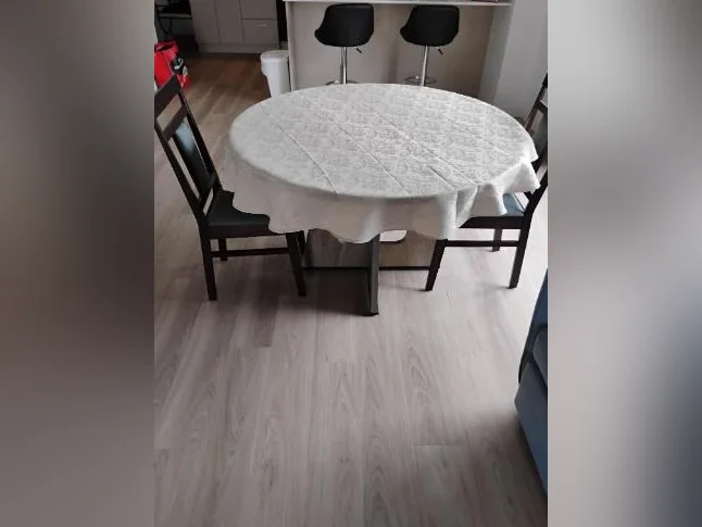 Table tonde 47p et 2 chaises a donner thumbnail 2