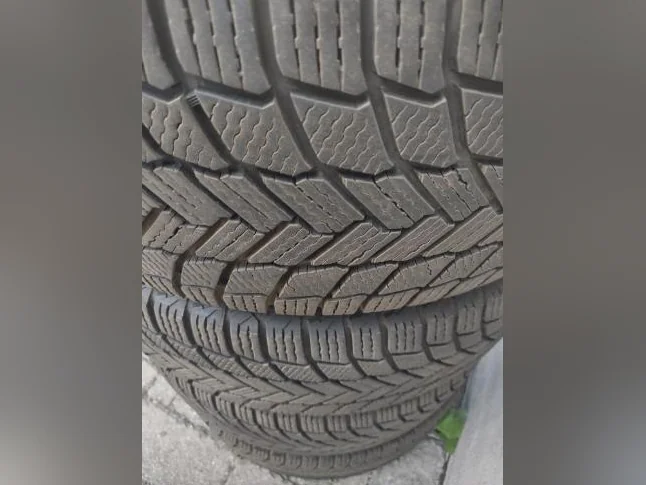 245-50R20x4 pneus hiver Michelin X-Ixe Snow comme neuf.