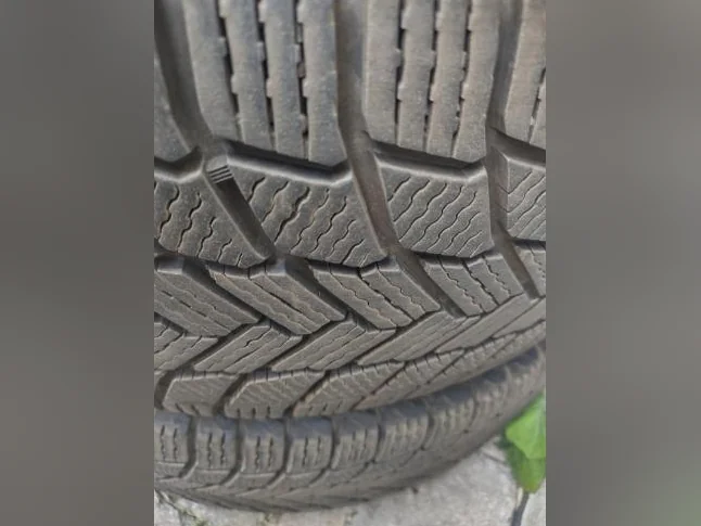 245-50R20x4 pneus hiver Michelin X-Ixe Snow comme neuf. thumbnail 4