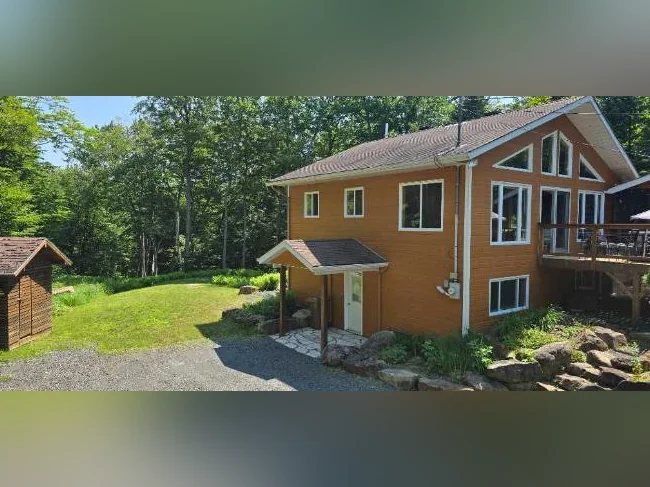 SAINT-SAUVEUR MAISON À LOUER UNIFAMILIALE chaleureuse, située DANS LE MEILLEUR SECTEUR de ST-SAUVEUR! thumbnail 8