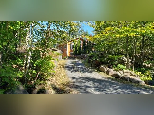 SAINT-SAUVEUR MAISON À LOUER UNIFAMILIALE chaleureuse, située DANS LE MEILLEUR SECTEUR de ST-SAUVEUR! thumbnail 10