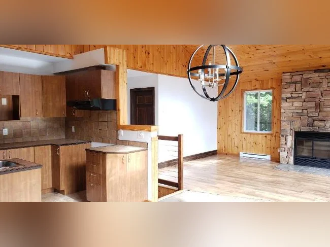 SAINT-SAUVEUR MAISON À LOUER UNIFAMILIALE chaleureuse, située DANS LE MEILLEUR SECTEUR de ST-SAUVEUR! thumbnail 5