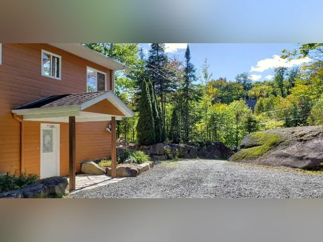 SAINT-SAUVEUR MAISON À LOUER UNIFAMILIALE chaleureuse, située DANS LE MEILLEUR SECTEUR de ST-SAUVEUR! thumbnail 9