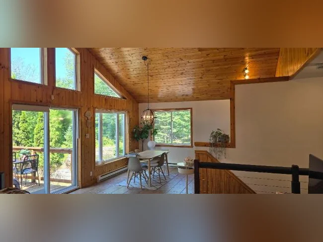 SAINT-SAUVEUR MAISON À LOUER UNIFAMILIALE chaleureuse, située DANS LE MEILLEUR SECTEUR de ST-SAUVEUR! thumbnail 3