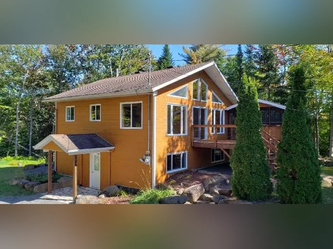SAINT-SAUVEUR MAISON À LOUER UNIFAMILIALE chaleureuse, située DANS LE MEILLEUR SECTEUR de ST-SAUVEUR!