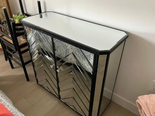 Commode recouverte de miroirs