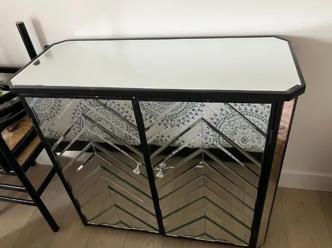 Commode recouverte de miroirs thumbnail 2