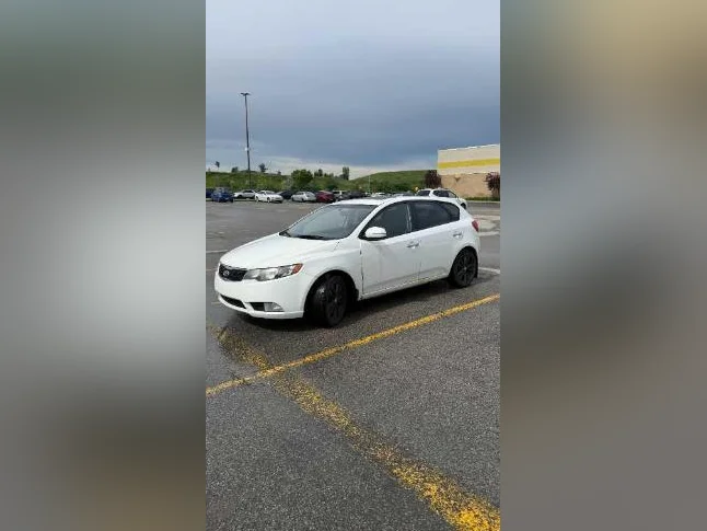 Kia Forte 5 2011 SX with 186,000 km thumbnail 2