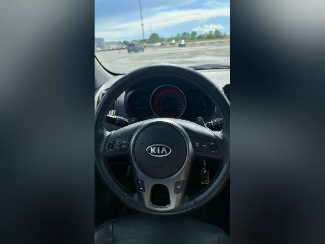 Kia Forte 5 2011 SX with 186,000 km thumbnail 6