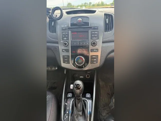 Kia Forte 5 2011 SX with 186,000 km thumbnail 5