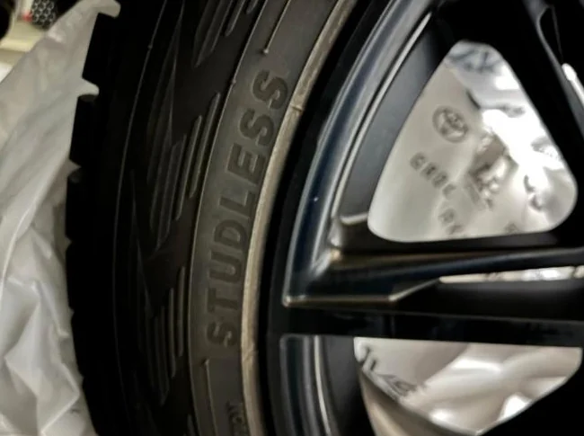 4 tapis neufs et 4 Pneus hiver avec jantes comme neufs Yokohama ICE guard 225/50R18 Tubeless thumbnail 2