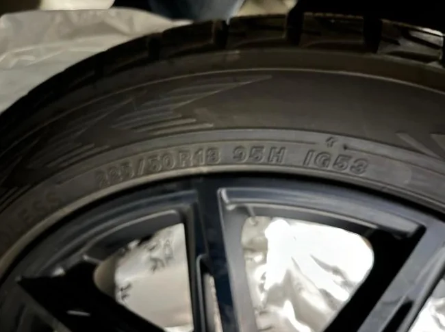 4 tapis neufs et 4 Pneus hiver avec jantes comme neufs Yokohama ICE guard 225/50R18 Tubeless thumbnail 3