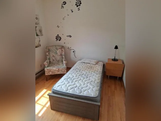 chambre à louer pour femme dans le vieux-Longueuil thumbnail 2