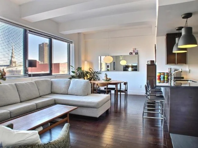 Magnifique condo 3 1/2 de 850 pi², très lumineux, plafonds de 11 pieds thumbnail 2