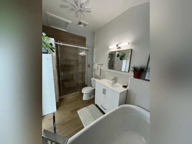 Colocataire recherché, chambre meublee, piscine, grande cuisine, internet, etc. Prévost-Saint-Sauveur thumbnail 2