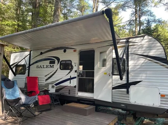 Roulotte Salem 2014, bonne condition, prête à camper