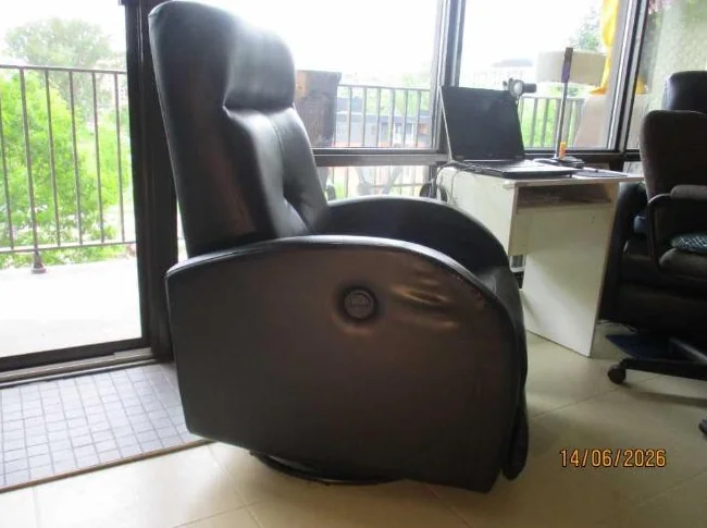 Fauteuil inclinable, électrique, pivotant, berçant,cuirette noir.