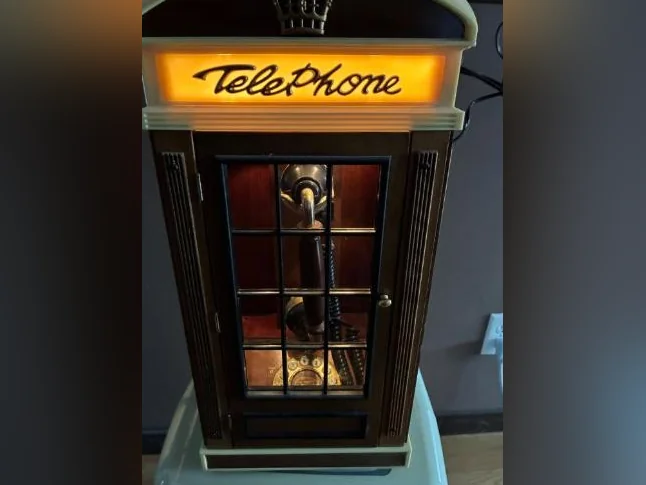 Cabine téléphonique à bouton thumbnail 3