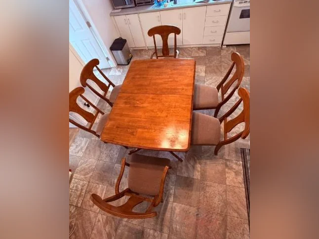 Ensemble de salle à manger Primo – Bois massif – Table extensible + 6 chaises-$500