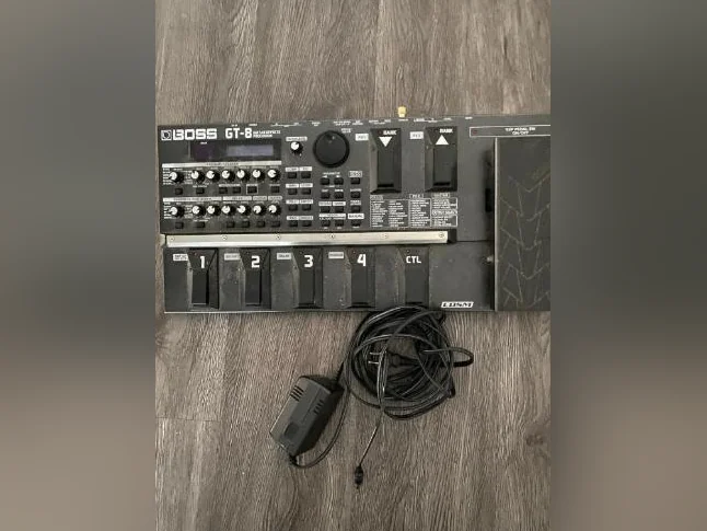 Boss GT-8 multi-effet à programmer,argent comptant seulement
