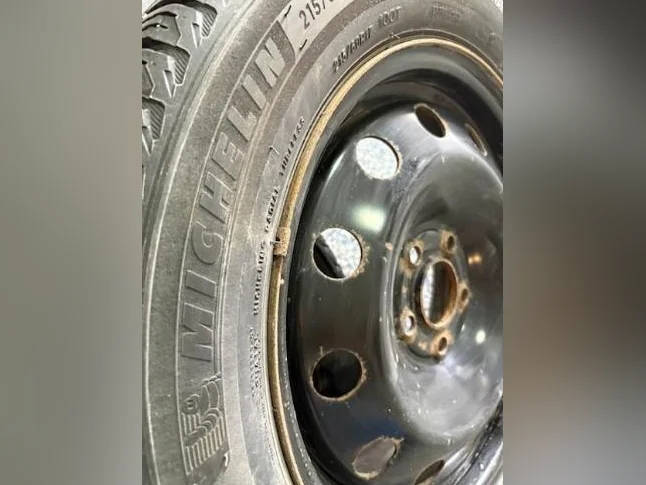 Pnues et janter d'hiver 17 pouces. Winter tires and rims 17 inch thumbnail 2