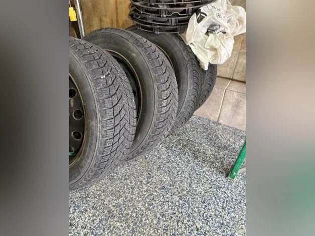 Pnues et janter d'hiver 17 pouces. Winter tires and rims 17 inch thumbnail 4