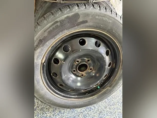 Pnues et janter d'hiver 17 pouces. Winter tires and rims 17 inch thumbnail 5