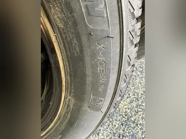 Pnues et janter d'hiver 17 pouces. Winter tires and rims 17 inch thumbnail 3