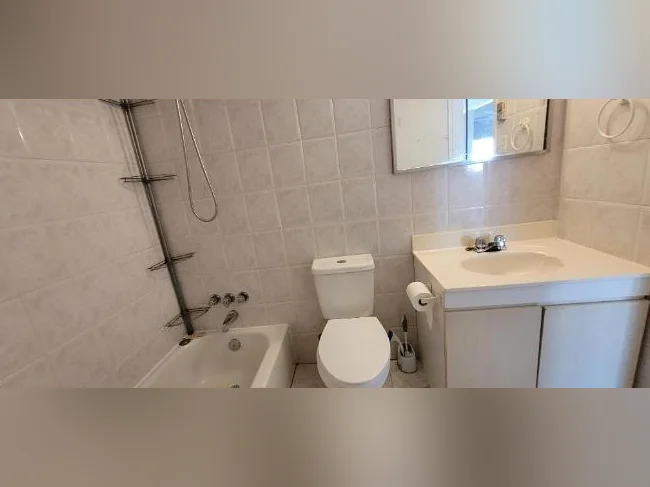 4 1/2 Rez-de-chaussé avec entrée indépendante (prop occupants) thumbnail 8