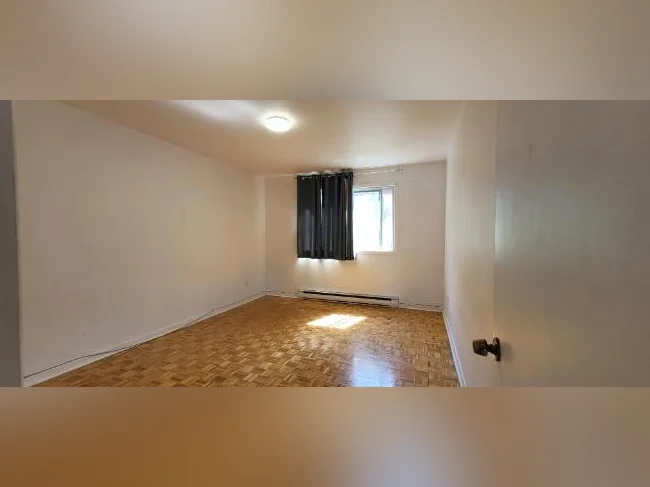 4 1/2 Rez-de-chaussé avec entrée indépendante (prop occupants) thumbnail 2
