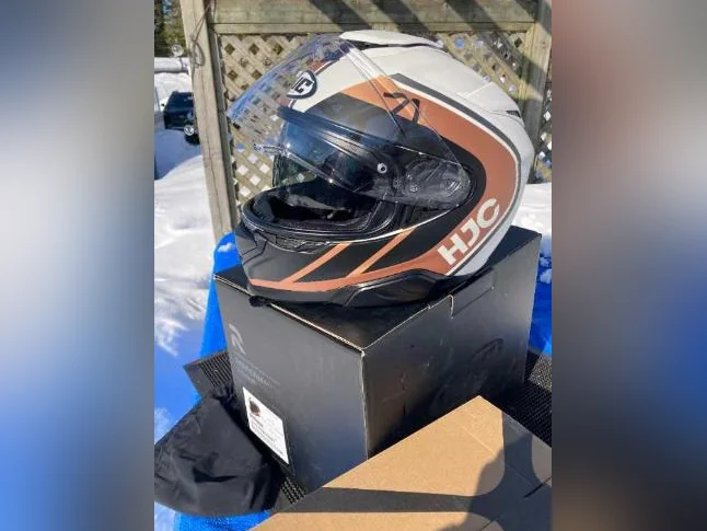 Casques de moto un HJC RPHA 71 et un casque ouvert CKX