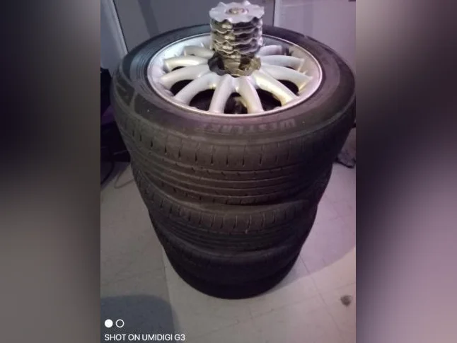 Pneus d'été 205/60/R16 montés sur jantes Chrysler Sebring 2005(5x100) originaux avec caps