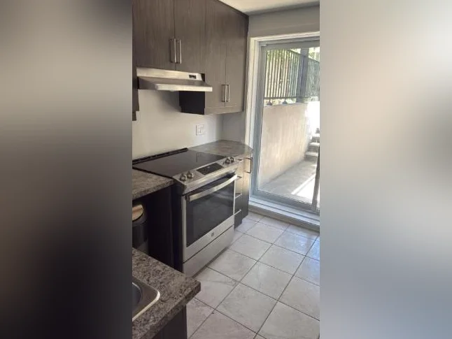 Chambre meublée tout inclus Condo moderne 700$/mois Saint-Hubert 1 personne seulement | Dispo maintenant thumbnail 6