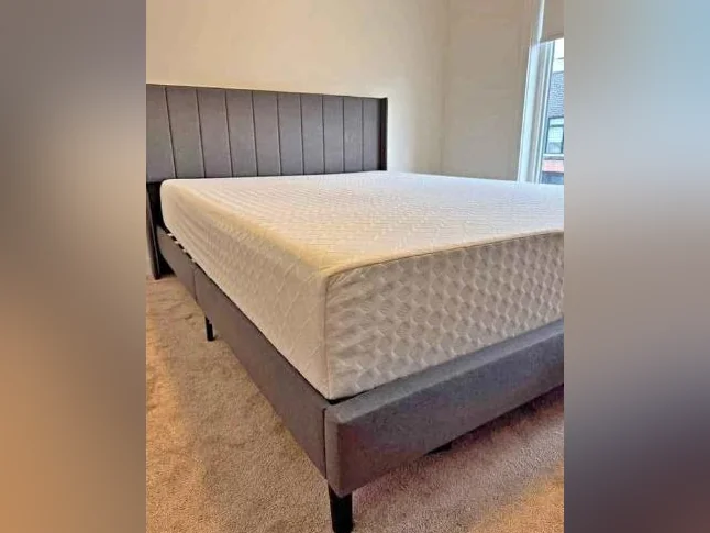 À vendre lit avec matelas thumbnail 2