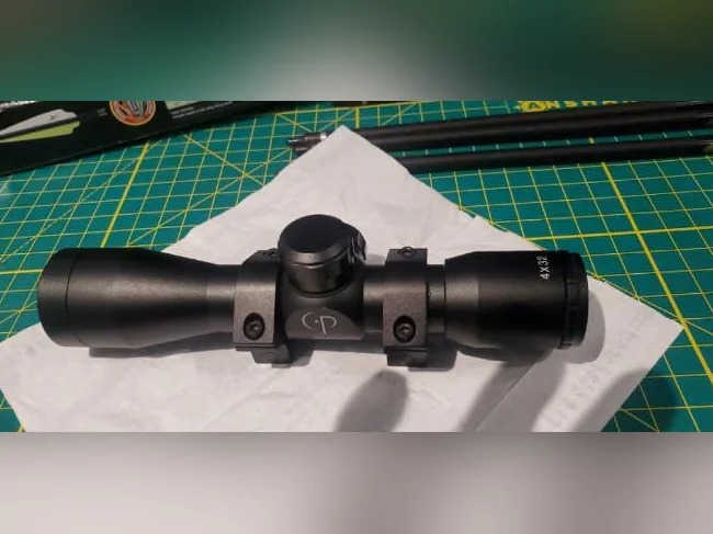 Télescope d'Arbalète Center Point 4 X 32 , Neuf avec monture .