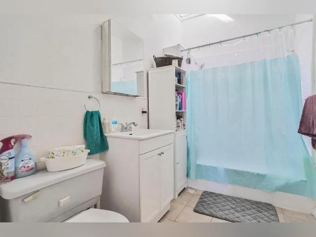 2300$ - 4 chambres, semi-meublé, superbe emplacement thumbnail 4