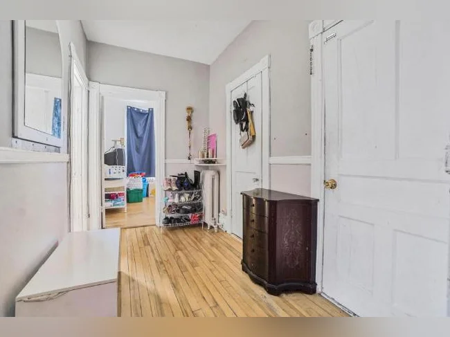 2300$ - 4 chambres, semi-meublé, superbe emplacement thumbnail 3
