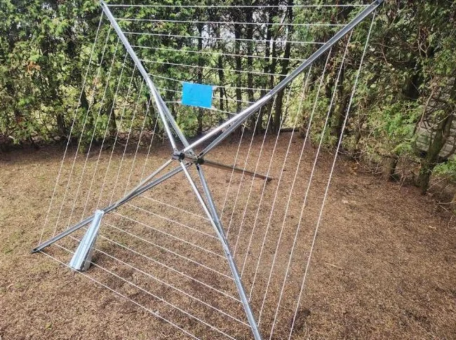 Séchoir à linge parapluie d'extérieur rotatif.
