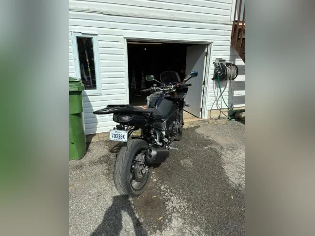 Yamaha FZ-8 en très bonne condition thumbnail 4