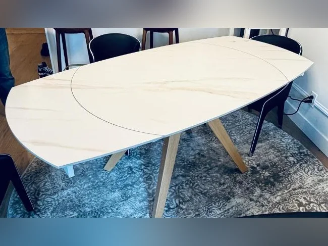 Extendable Kitchen Table/Table de cuisine avec extension