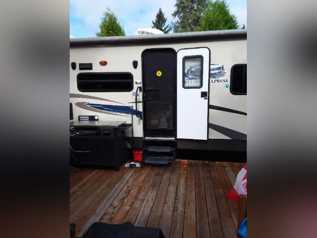 Roulotte 28pieds Coachmen freedom express 2015 modèle 248RB, cuisine extérieure thumbnail 7