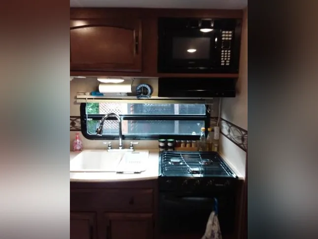 Roulotte 28pieds Coachmen freedom express 2015 modèle 248RB, cuisine extérieure thumbnail 3
