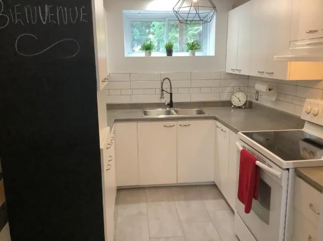 Beau logement ,chauffé/éclairé,réfrigérateur/cuisinière,laveuse/sécheuse ,meublée thumbnail 7