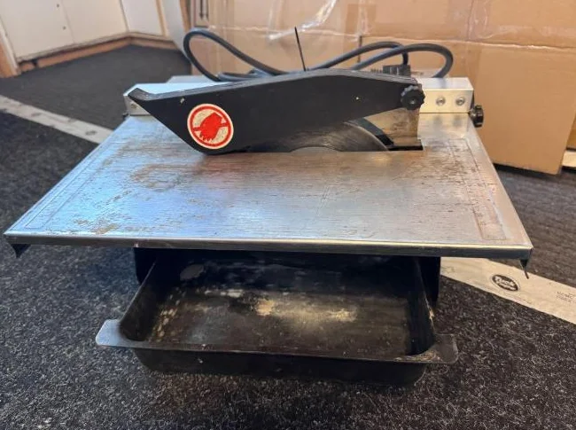 Banc de scie pour céramique