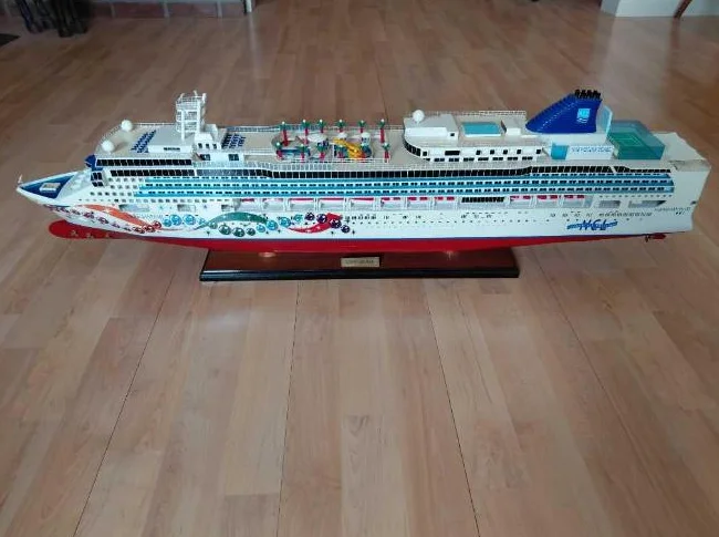Maquette de bateau de croisière grand format et très détaillée