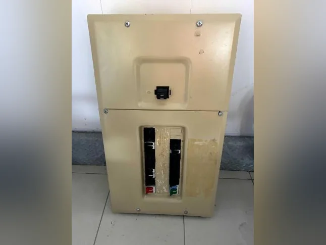Boîte électrique Siemens 100 Amps usagée avec coupe-circuits